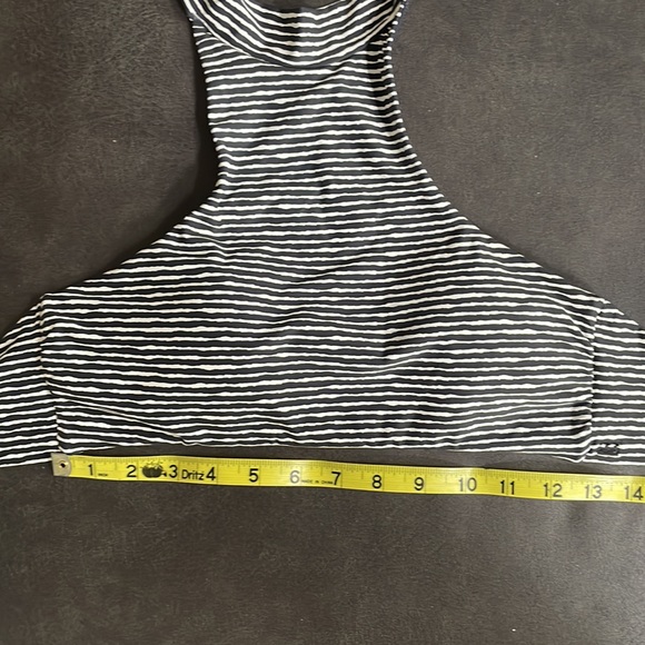 Never worn Billabong bikini top. White and black size small - Picture 11 of 12